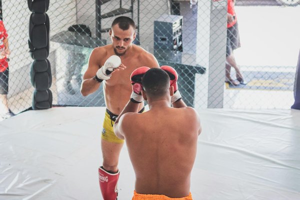 Hoe kun je effectief communiceren met je teamgenoten tijdens een basketbalwedstrijd?